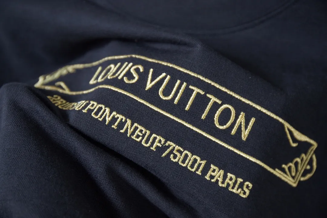 🅿️180 Louis LV 25ss new early spring short-sleeved checkerboard jacquard LV letter logo embroidered short-sleeved light luxury essential item for daily commuting for men and women Correct version Welcome to compare Detailed features · Pique jacquard fabric, 100% pure cotton with high count cotton added, dry and avoid stuffiness, made by computer knitting machine or hand weaving machine, the shape is similar to bees. · The gold thread embroidery chapter technology is combined, interweaving metal threads with other silk threads · Double-needle stitching cross-stitch technology · Original main mark, washed tag, branded moisture-proof paper packaging Color: Black Size: S/M/L/XL